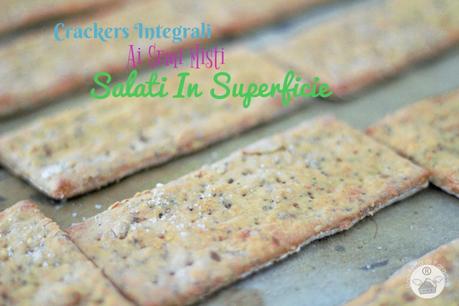 Crackers Integrali Ai Semi Misti Salati In Superficie