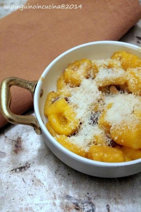 Gnocchi allo zafferano con acciughe, uvetta e pinoli