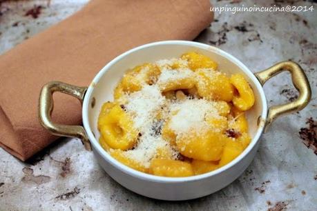 Gnocchi allo zafferano con acciughe, uvetta e pinoli