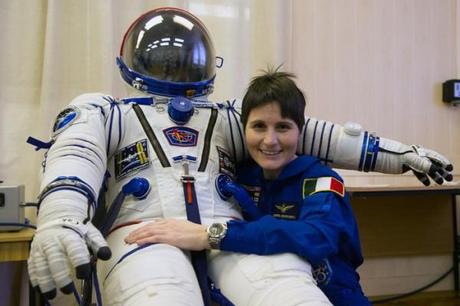 Samantha Cristoforetti, astronauta ESA, abbraccia la sua tuta spaziale. Un abbraccio dolcissimo! Crediti: ESA?NASA
