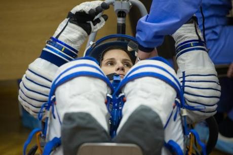 Una prova della vestizione, Samantha Cristoforetti prova la sua tuta a pochi giorni dal lancio. Crediti: NASA?ESA, su Flickr.