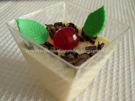 Panna cotta con ciliegine candite e riccioli di cioccolato