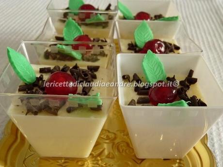 Panna cotta con ciliegine candite e riccioli di cioccolato