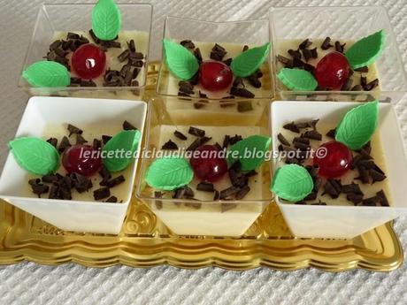 Panna cotta con ciliegine candite e riccioli di cioccolato