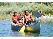 “Looking primo sguardo ragazzi avventurarsi canoa