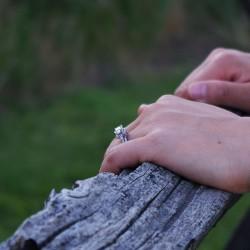 Immagine: http://pixabay.com/it/mano-dito-anello-impegno-amore-382684/