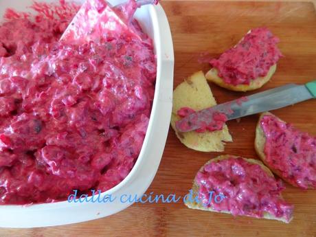 Crostini rustici con barbabietole e tonno