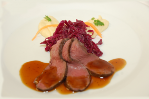 hirschfilet-mit-rotkraut-und-selleriepuree