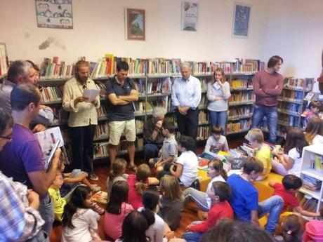 Alla Biblioteca di Fiesole mentre leggo ai bambini  una mia poesia in cui li invito a non andare a scuola. I genitori contentissimi.