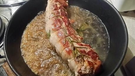 Arrosto di filetto di maiale in crosta con mele e nocciole