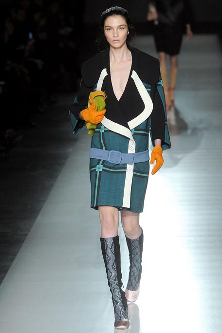 PRADA-FALL-RTW-2011-PODIUM-010_runway