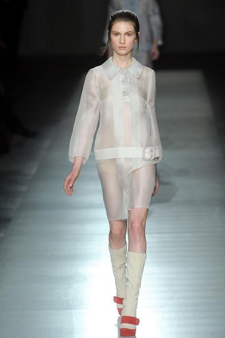 PRADA-FALL-RTW-2011-PODIUM-035_runway