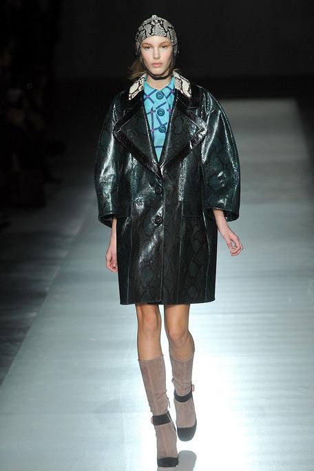 PRADA-FALL-RTW-2011-PODIUM-022_runway