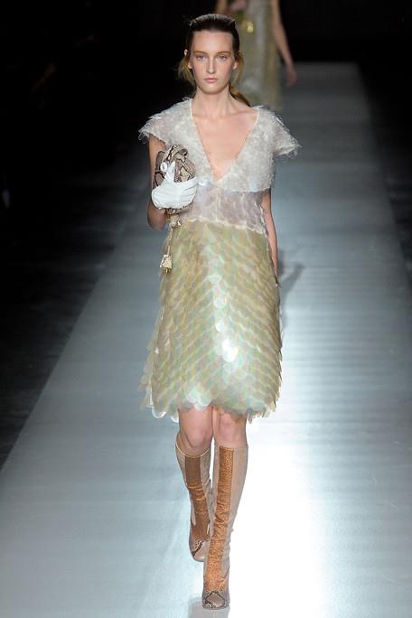 PRADA-FALL-RTW-2011-PODIUM-040_runway