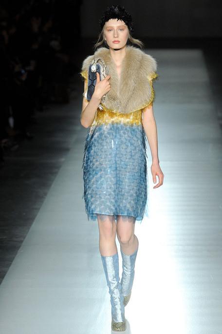 PRADA-FALL-RTW-2011-PODIUM-037_runway