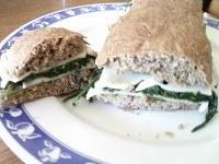 panino ai 7 cereali con cicoria e formaggio