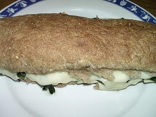 panino ai 7 cereali con cicoria e formaggio