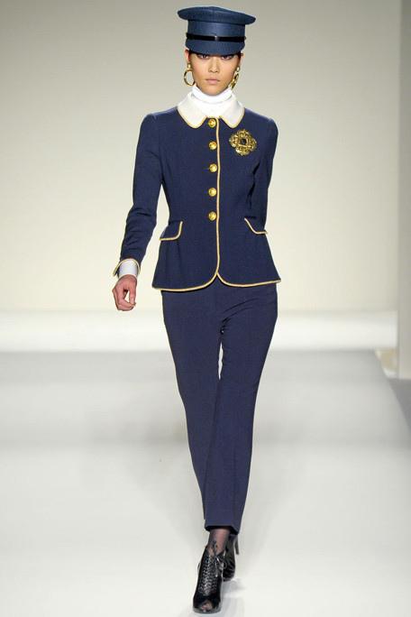 MOSCHINO-FALL-RTW-2011-PODIUM-009_runway