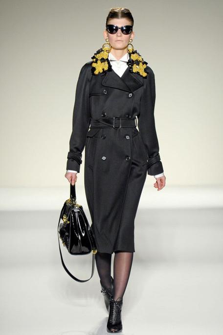 MOSCHINO-FALL-RTW-2011-PODIUM-014_runway