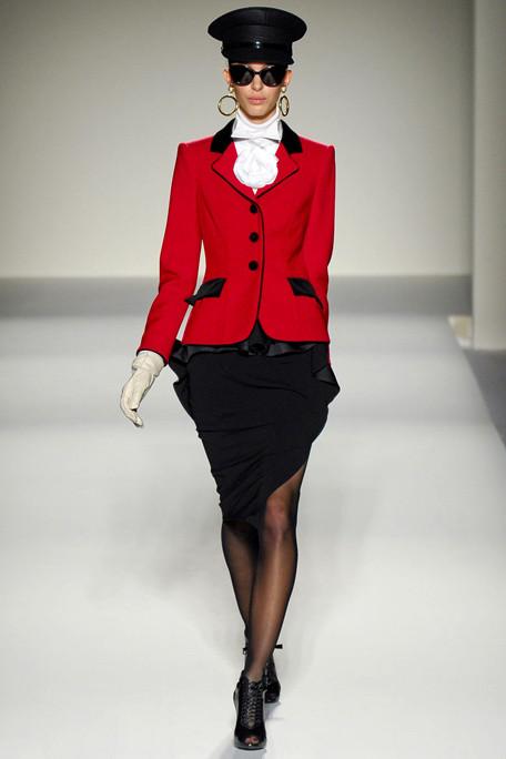 MOSCHINO-FALL-RTW-2011-PODIUM-001_runway