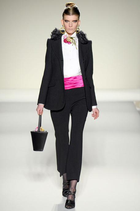 MOSCHINO-FALL-RTW-2011-PODIUM-038_runway