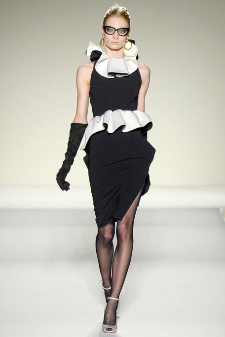 MOSCHINO-FALL-RTW-2011-PODIUM-005_runway