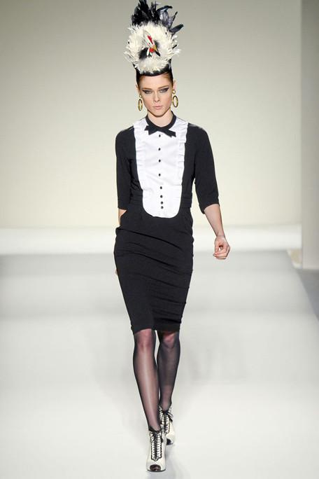 MOSCHINO-FALL-RTW-2011-PODIUM-008_runway