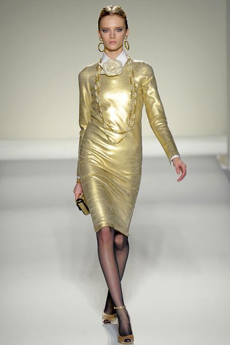 MOSCHINO-FALL-RTW-2011-PODIUM-022_runway