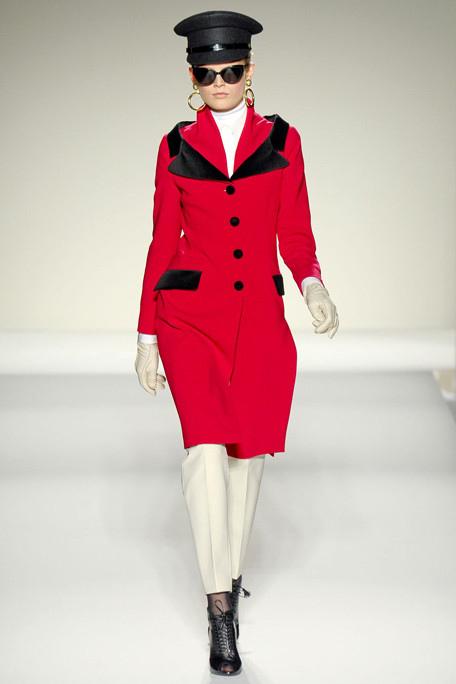 MOSCHINO-FALL-RTW-2011-PODIUM-006_runway