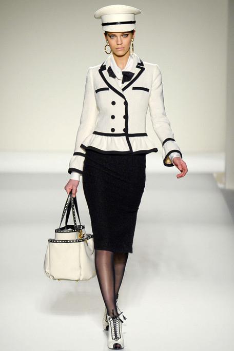 MOSCHINO-FALL-RTW-2011-PODIUM-029_runway