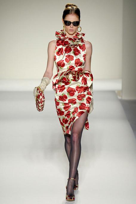 MOSCHINO-FALL-RTW-2011-PODIUM-042_runway