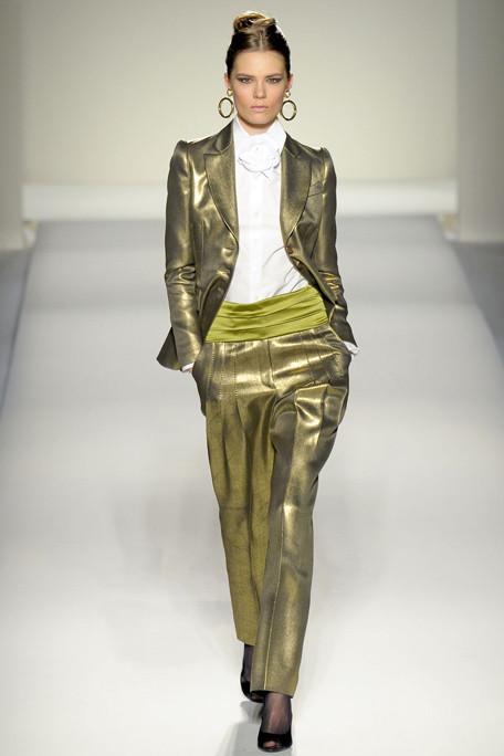 MOSCHINO-FALL-RTW-2011-PODIUM-020_runway