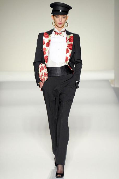 MOSCHINO-FALL-RTW-2011-PODIUM-041_runway