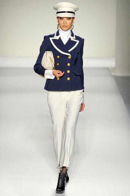 MOSCHINO-FALL-RTW-2011-PODIUM-016_runway