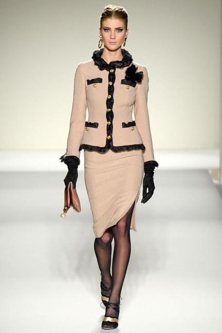 MOSCHINO-FALL-RTW-2011-PODIUM-030_runway