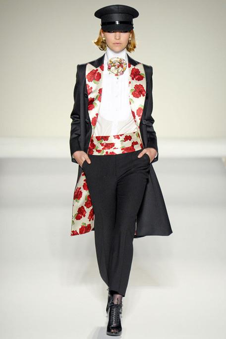 MOSCHINO-FALL-RTW-2011-PODIUM-044_runway