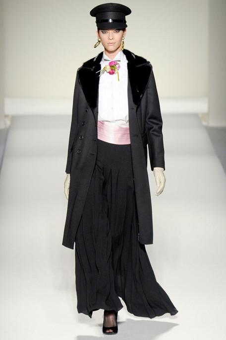 MOSCHINO-FALL-RTW-2011-PODIUM-039_runway