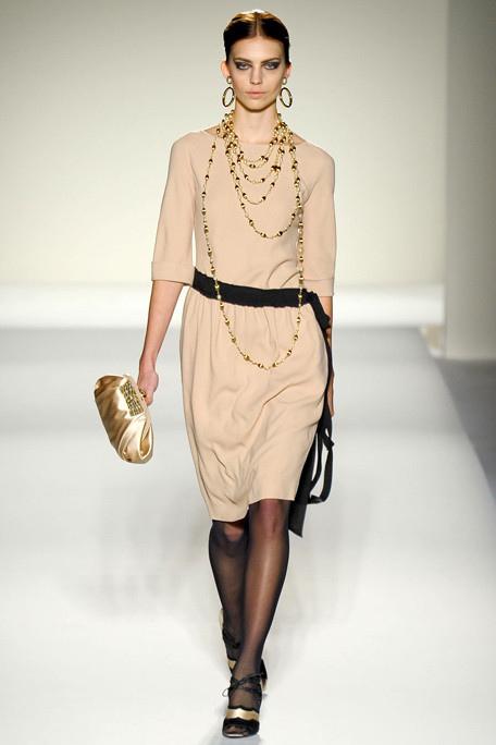 MOSCHINO-FALL-RTW-2011-PODIUM-032_runway