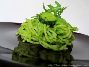 Spaghetti con pesto di zucchine e rucola