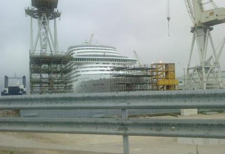 Msc Fantasia in dry dock a Palermo.