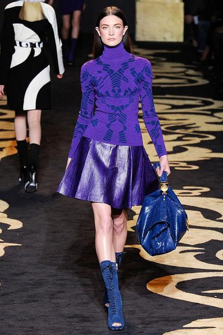 VERSACE-FALL-2011-RTW-PODIUM-023_runway