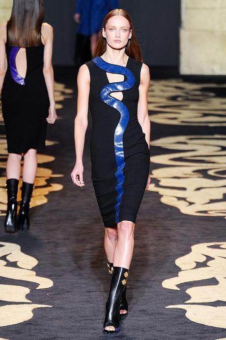 VERSACE-FALL-2011-RTW-PODIUM-033_runway