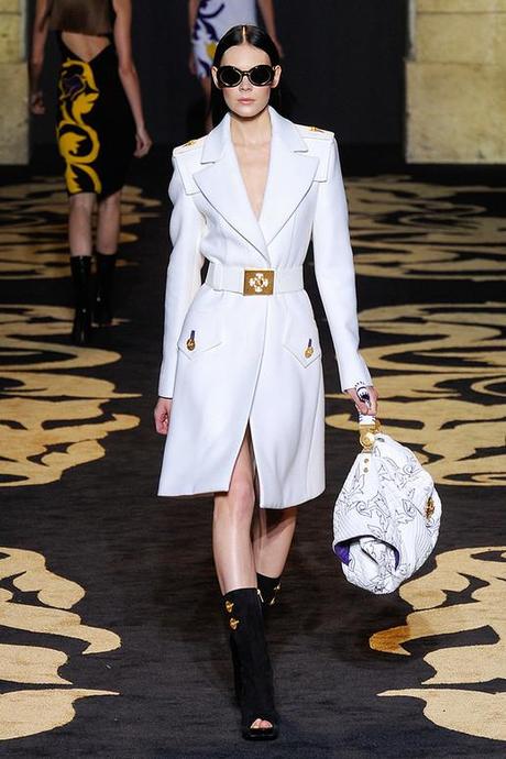 VERSACE-FALL-2011-RTW-PODIUM-006_runway