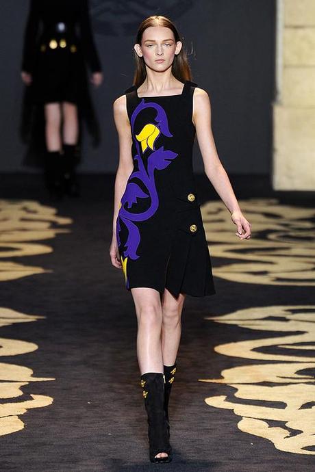 VERSACE-FALL-2011-RTW-PODIUM-003_runway