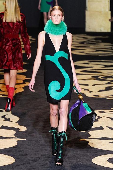 VERSACE-FALL-2011-RTW-PODIUM-016_runway