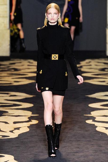 VERSACE-FALL-2011-RTW-PODIUM-012_runway