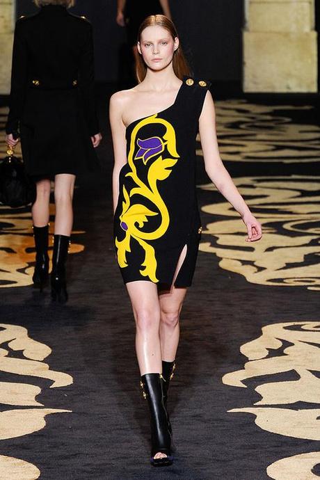 VERSACE-FALL-2011-RTW-PODIUM-009_runway