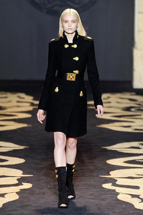 VERSACE-FALL-2011-RTW-PODIUM-001_runway