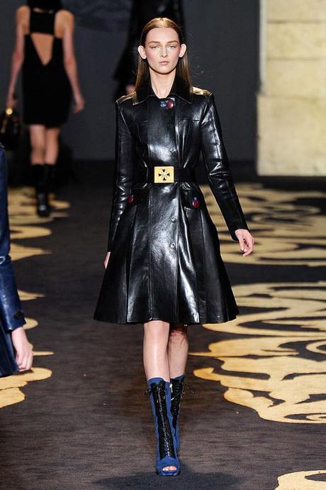 VERSACE-FALL-2011-RTW-PODIUM-027_runway