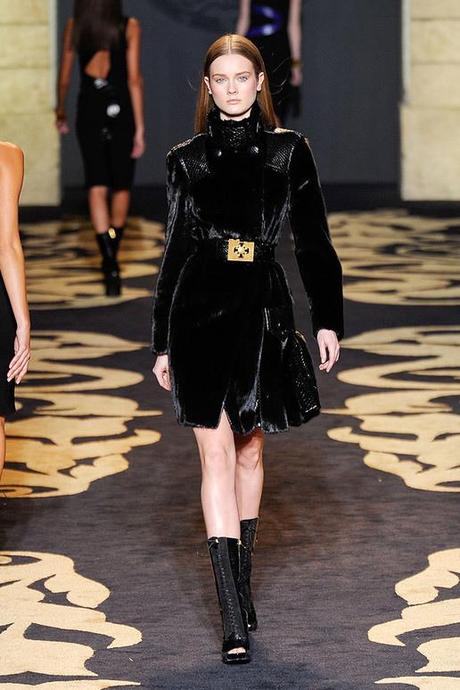 VERSACE-FALL-2011-RTW-PODIUM-031_runway